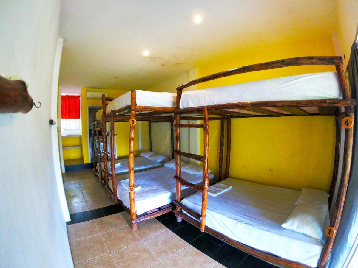 Kiwi Suites Hostel มอนตาญิตาร์ ภายนอก รูปภาพ